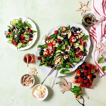 summer-berry-basil-rocket-salad