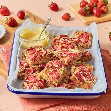 Strawberry_and_honey_flapjacks_500x500