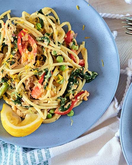 Creamy salmon spaghetti with lemon and garlic