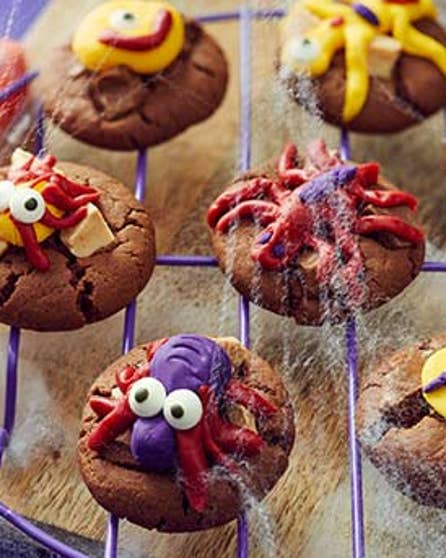 Halloween choc-chunk spider cookies