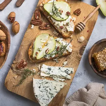 blue-cheese-crostini