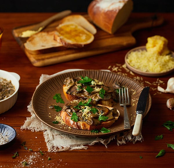 Creamy mushrooms on toast