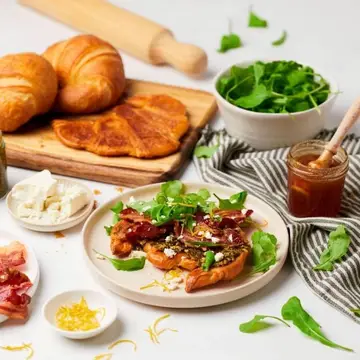 bacon_feta_pesto_crispy_croissant