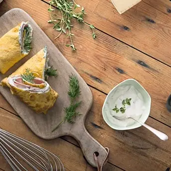 doubleegghamwrapwithherbedyoghurt