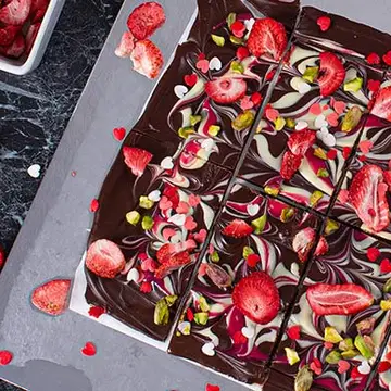 valentines-strawberry-cake