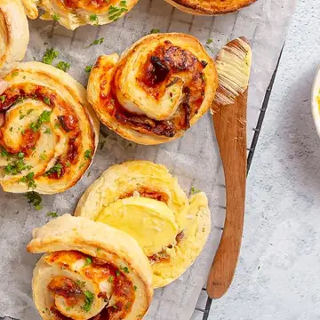 Tomato-Relish-_-Bacon-Pinwheel-Scones-500x500
