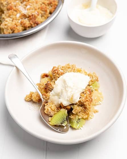 Apple and kiwifruit Anzac crumble