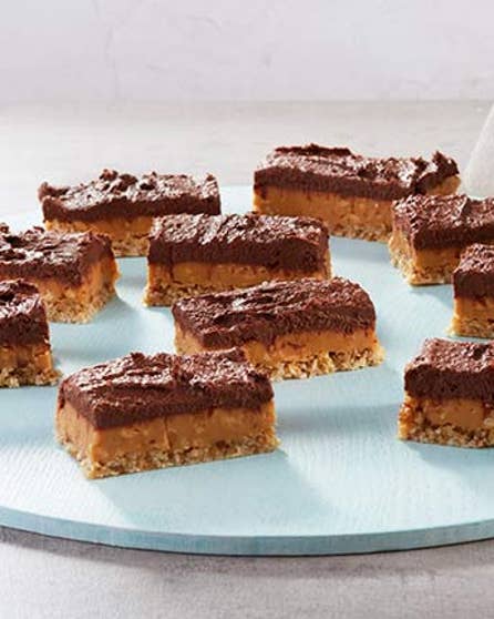 Raw chocolate peanut slice