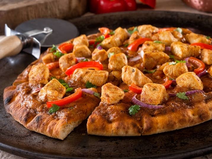 Butter Chicken Pizza 500x334 iStock-1043604390