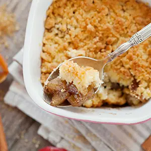 44106476applecrumblewithcinnamononrusticwoodentable