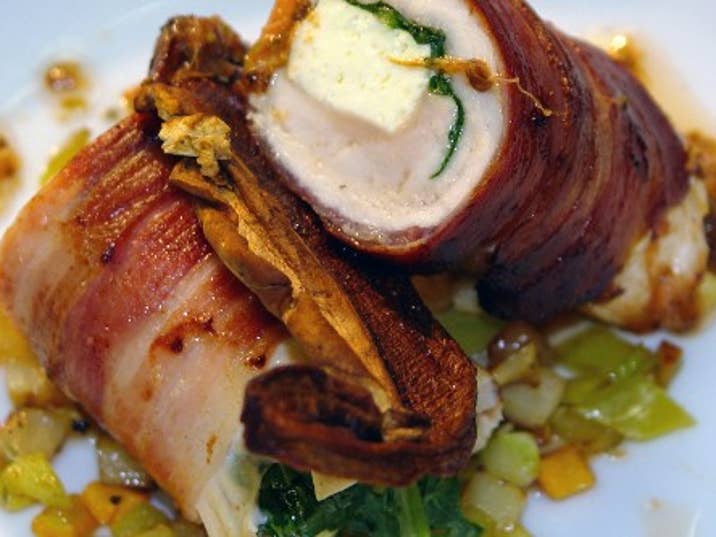 Bacon wrapped stuffed chicken breast 500 px