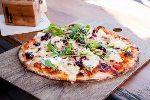 Chicken and cranberry pizza 500 pixels