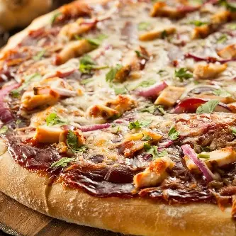 Barbecue Chicken Pizza 500x333 iStock-484811667V2