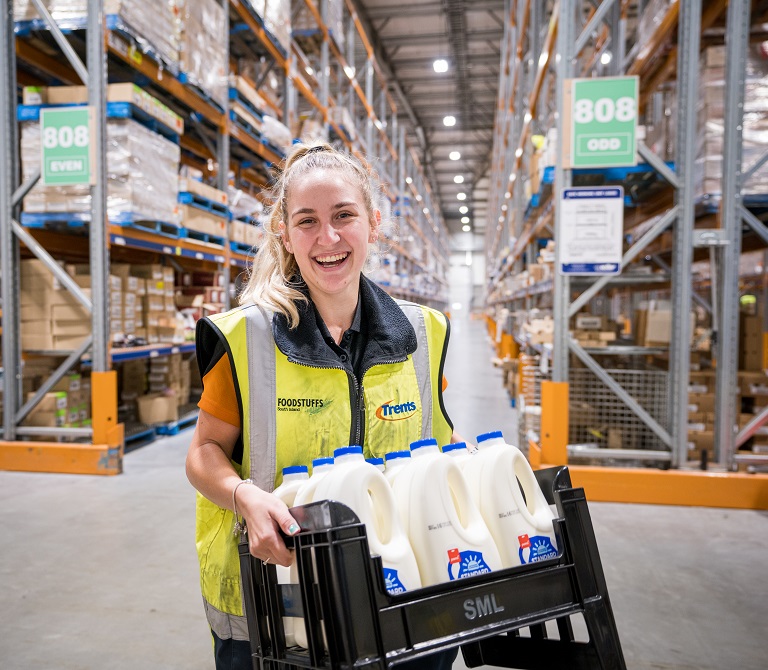 Hornby DC Female Staff Carrying Milk 9